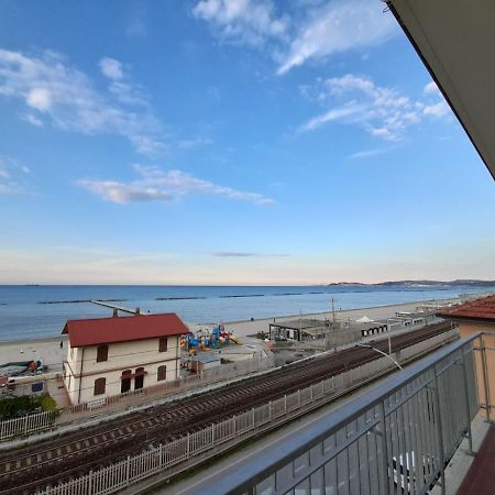 Appartamento Fronte Mare Falconara Marittima Buitenkant foto