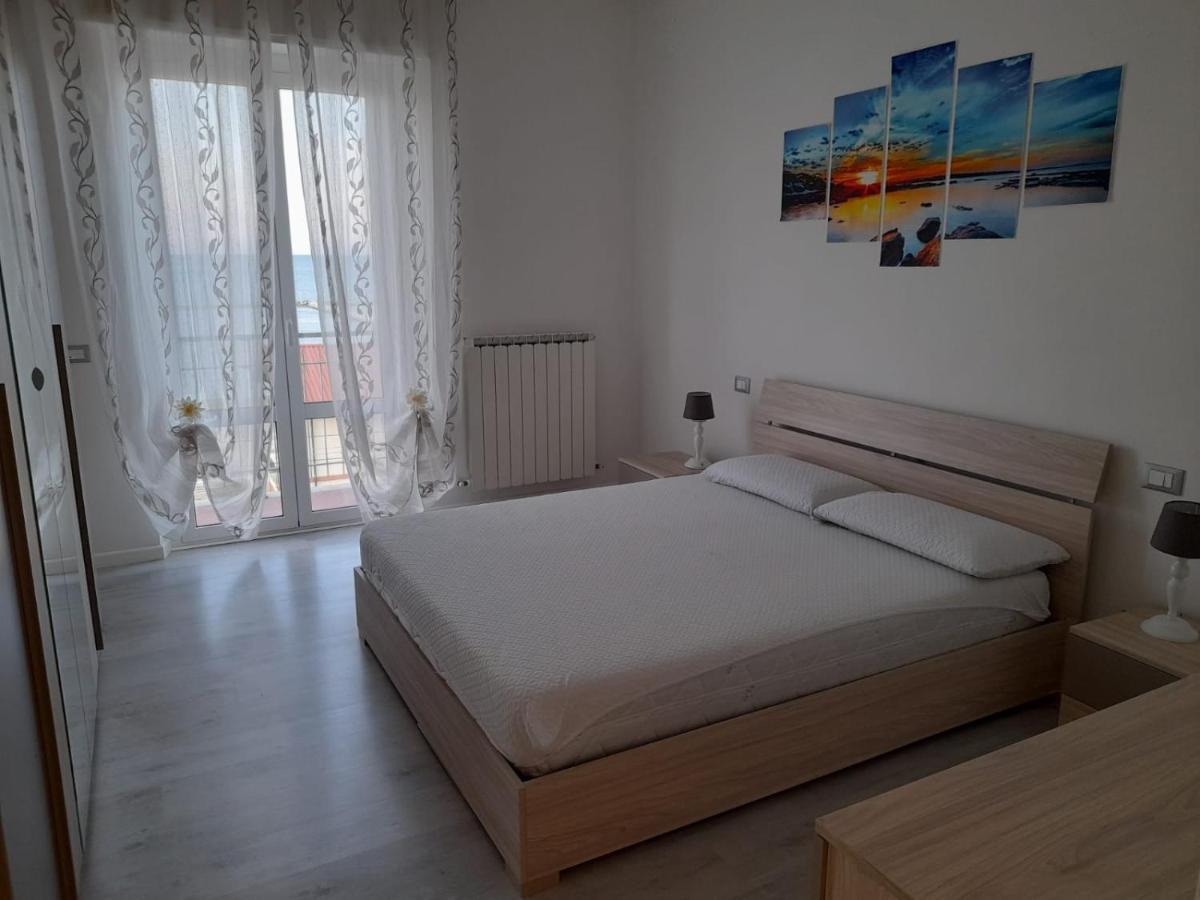 Appartamento Fronte Mare Falconara Marittima Buitenkant foto